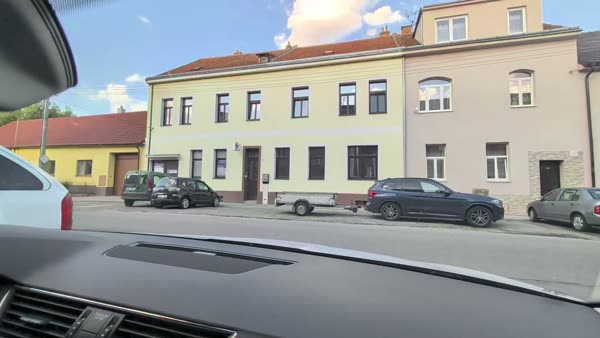 Masarykova 361 — pohled z ulice, parkování před domem