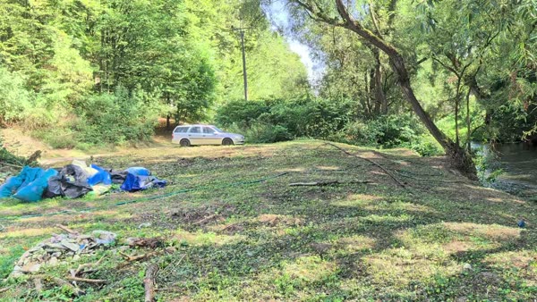 Plocha před objektem — parkování a manipulační prostor, část parc. 1614 (439 m²) v nájmu od Povodí Moravy