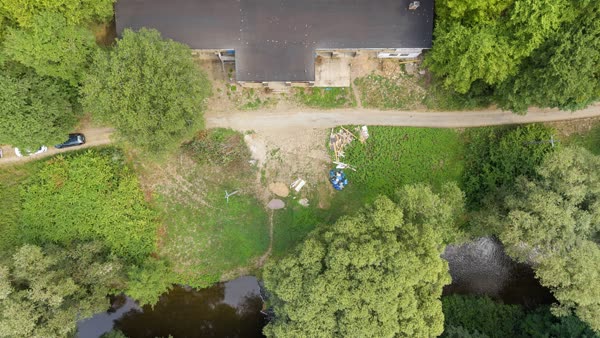 Dron 13 - strecha objektu a okoli shora