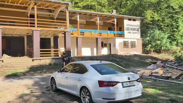 Měřítko objektu — člověk u vstupu, budova má zastavěnou plochu 349 m² a 42 m na délku