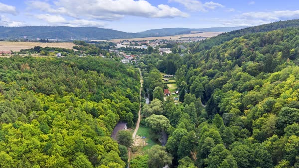 Dron 10 - pohled udolim k Veverske Bityšce