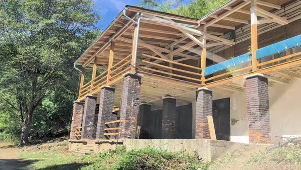 Údolí těsně před objektem — poslední úsek příjezdu, kolem les