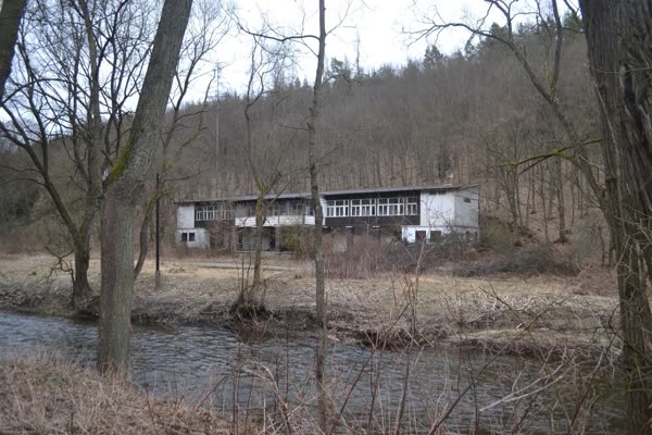 Pohled přes Svratku na celou délku objektu s pavlačí, před zahájením prací.